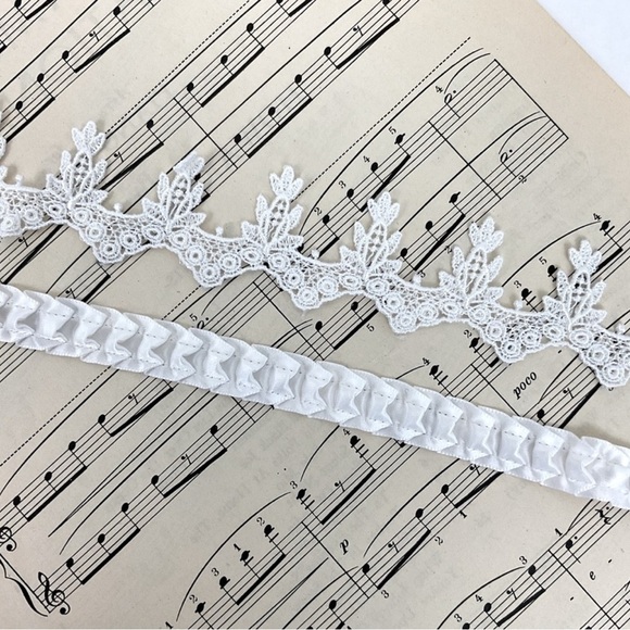 Ornate white Venice lace & pleated caterpillar sewing trim lot 5 yardss - Picture 2 of 4